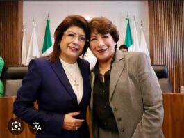 Mariela Gutiérrez detrás del plantón en Ayuntamiento de Tecámac