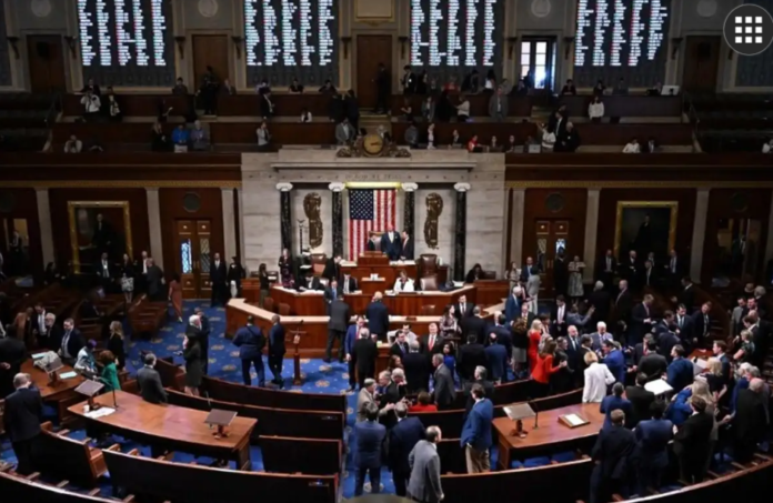 Legisladores demócratas presentaron este miércoles a la cámara baja un proyecto de ley para impedir una guerra no autorizada en México. Foto Afp