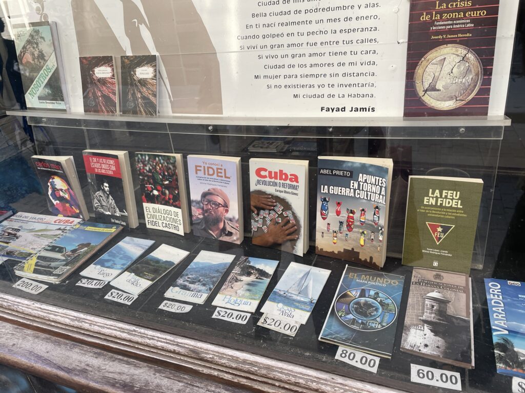 Librería en la Habana vieja / Realidades Quintana Roo (c)