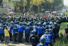 Marcha de la “Generación Z” avanza a cuentagotas y se queda a una cuadra del Zócalo; la UNAM los desaira Foto: La Jornada