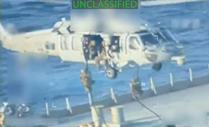 Captura de pantalla del video publicado por la fiscal general de EU, Pam Bondi, sobre el desembarco de tropas de la Marina en el barco que transportaba crudo. Foto Handout / Fiscal General de Estados Unidos, Pam Bondi / Afp