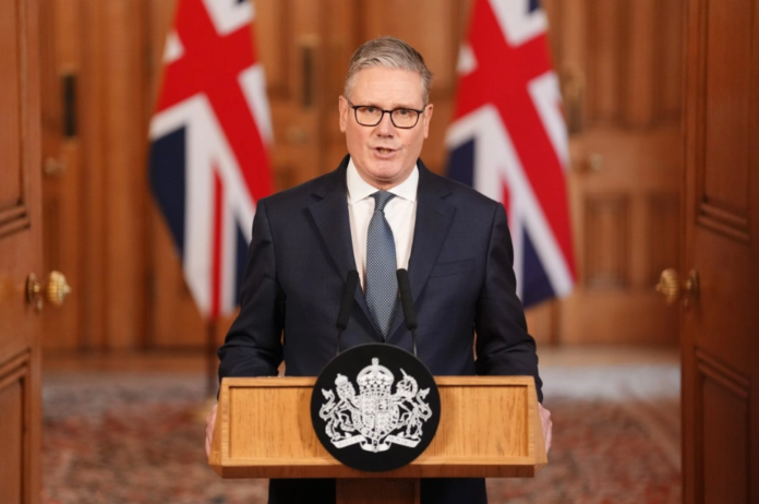 El primer ministro británico, Keir Starmer, emite un comunicado en el número 10 de Downing Street, Londres, sobre los últimos acontecimientos en Oriente Medio. Foto: Ap