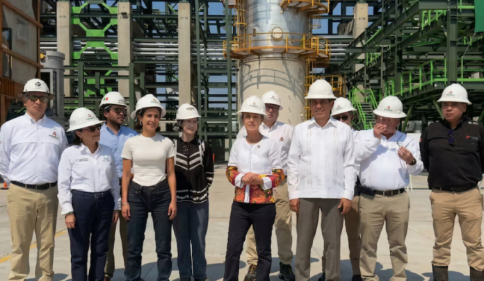 Claudia Sheinbuam en refinería de Salina Cruz