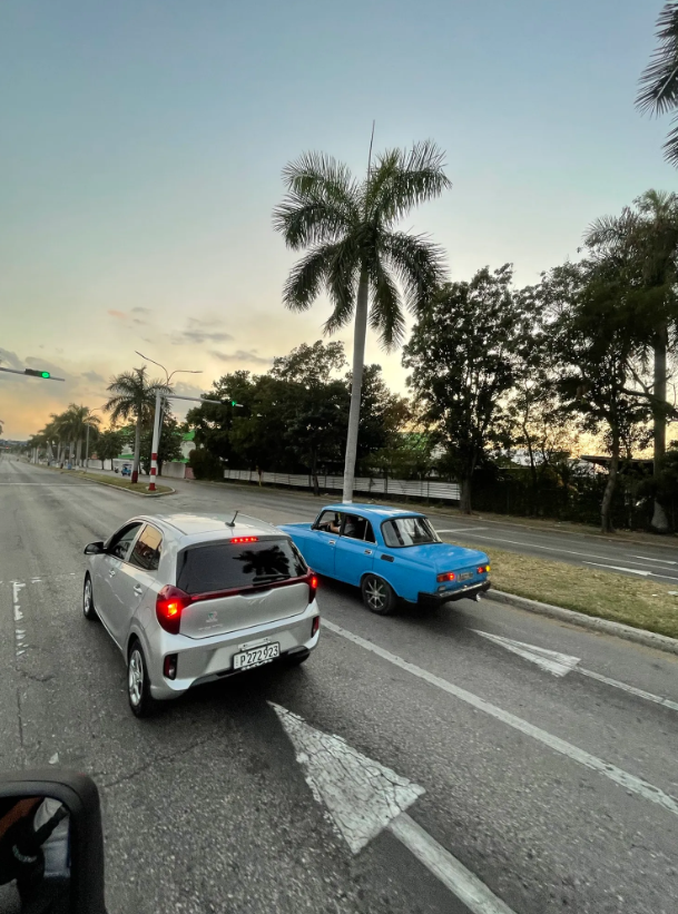 Vehículos importados de China y vehículos Lada de Rusia / Realidades Quintana Roo (c)