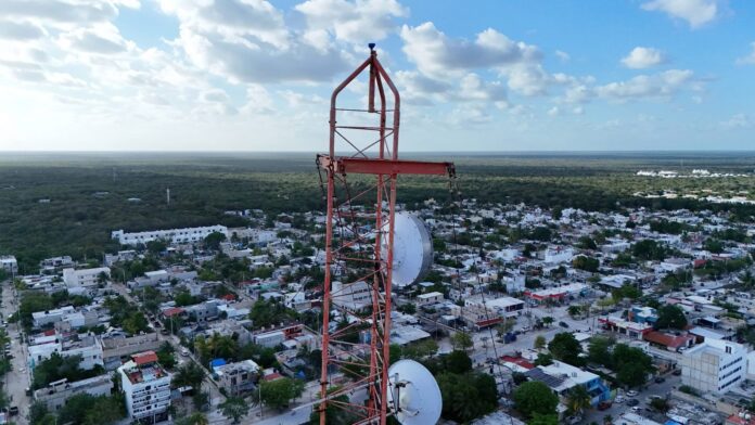 Imagen de En un escenario de profunda tensión donde la estabilidad laboral pende de un hilo, los sectores obrero y patronal de la industria de la radiodifusión en México concretaron la firma del Convenio de Revisión Integral de su histórico Contrato Ley para el periodo 2026-2028. Aunque el acuerdo evita una parálisis en los medios de comunicación abiertos que sintoniza el 75% de la población nacional, la negociación desnudó una alarmante realidad: despidos masivos camuflados, retenciones ilegales de ahorros y una automatización indiscriminada que amenaza con transformar a las estaciones del país en 