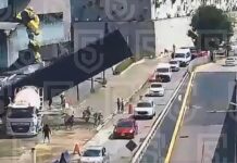 Anuncio gigante en Interlomas aplasta un coche con una mujer adentro que perdió la vida (Video)