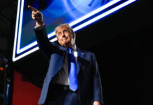 Trump promete 5.000 dólares para cada adulto si los republicanos obtienen la mayoría en las cámaras legislativas; Propuesta equivale al 15% del presupuesto federal anual de EE.UU.